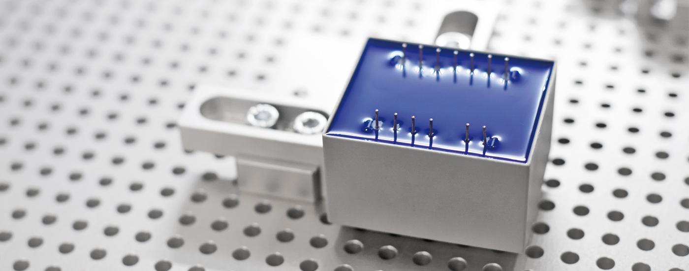 Wevo entwickelt und produziert maßgeschneiderte Produkte für die hohen Anforderungen moderner Bauteile. Dazu nutzen wir mit Polyurethan, Epoxid und Silikon eine breite chemische Basis. Das Ergebnis: herausragende Lösungen für zuverlässige und sichere Komponenten.